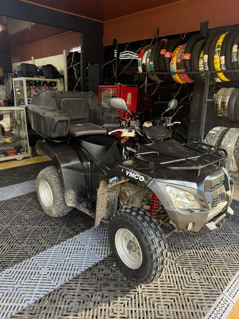 Kymco negro — vista diagonal
