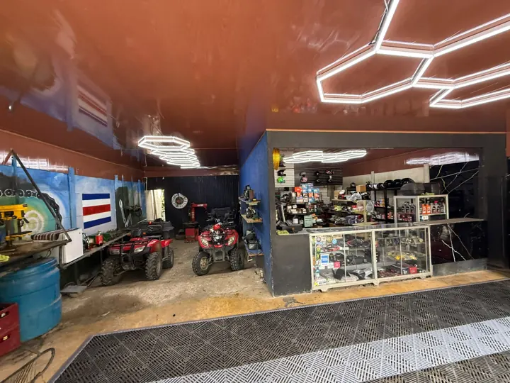 Motos y cuadraciclos en el taller